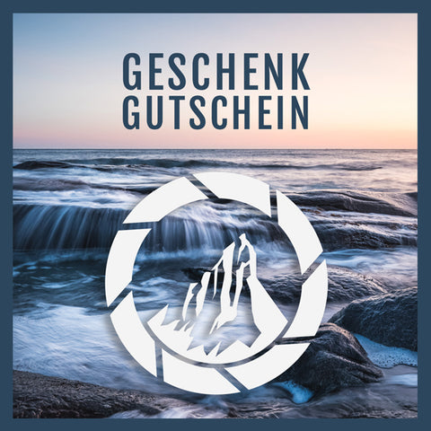 Fotoromia Geschenkgutschein Coverbild. Man sieht einen Wasserfall an Steinen eingefroren in der Bewegung. Vorne ist das Fotoromia Logo zu sehen und oben steht das Wort Geschenk Gutschein.